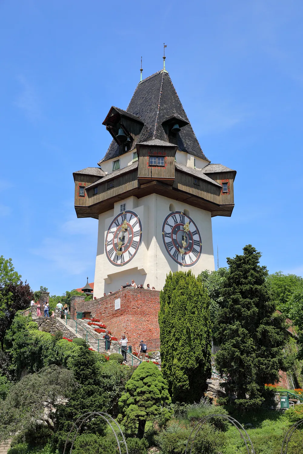 Der Uhrturm auf dem Grazer Schlossberg vor blauem Himmel